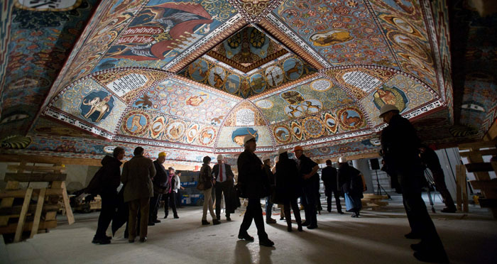 Podnoszenie repliki dachu synagogi w Muzeum Historii Żydów Polskich, 12 marca 2013, fot. Magda Starowieyska / MHŻP 